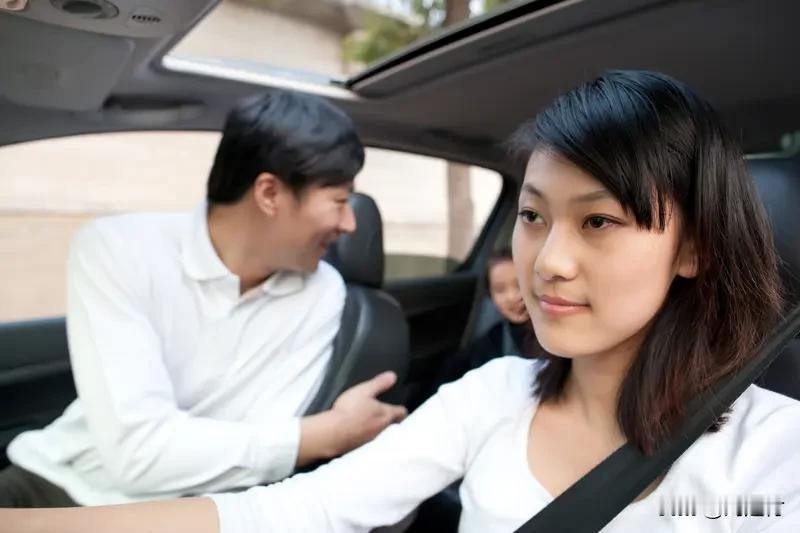 妻子怕丈夫路怒把女儿袜子套转向杆上 最近看到两则趣事。杭州32岁的林女士，其丈夫