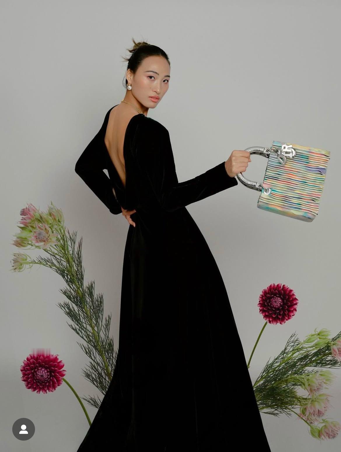 因伤退出全运会争夺的郑钦文一身露背礼服亮相Dior Lady Art10上海展览