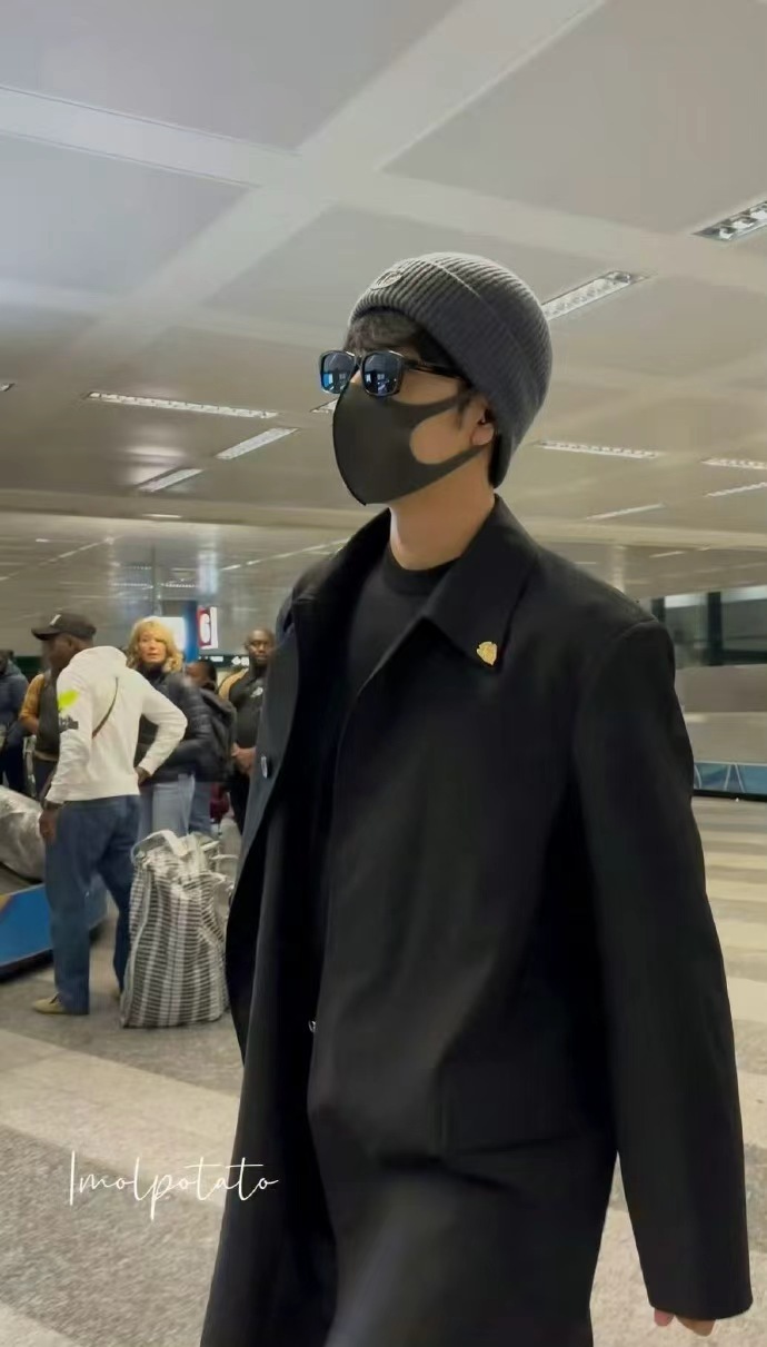 肖战好圆的一个脑袋 肖战好圆的一个脑袋，肖战米兰到达路透，一颗十足醒目的圆圆脑袋