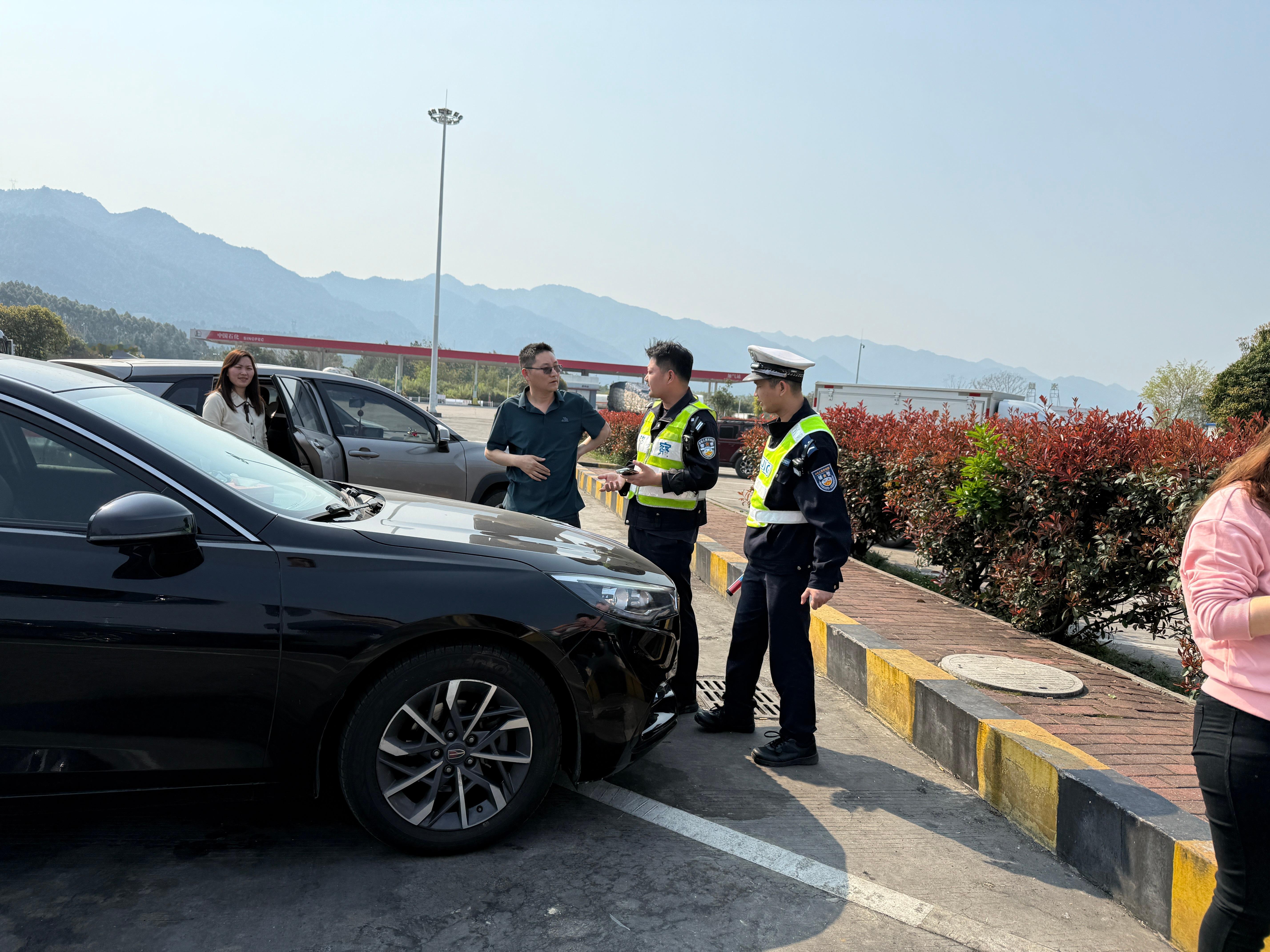 交警说着急走就给我开个简易单，算我全责，自己找保险处理，因为不一定能找到钢筋掉下