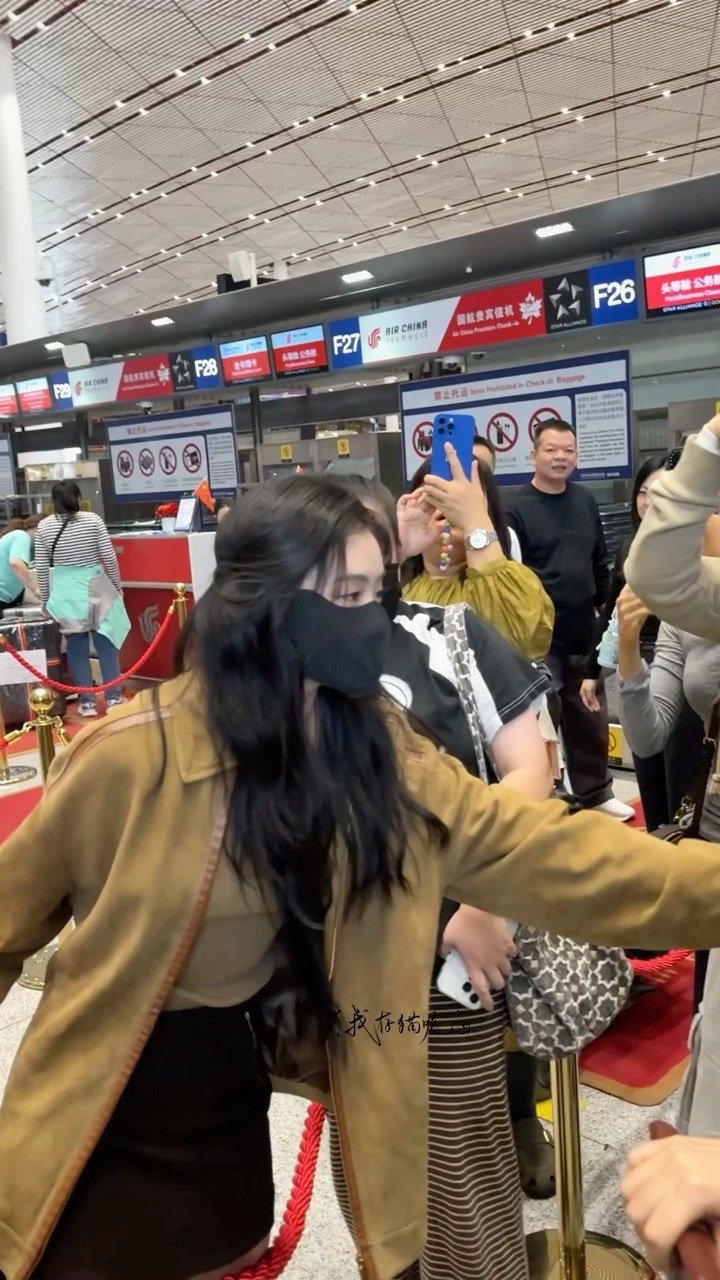 刘浩存妹妹不要拍立得闪哦刘浩存喊粉丝妹妹 我要闹了！ ​怎么这么可爱啊 ​​​