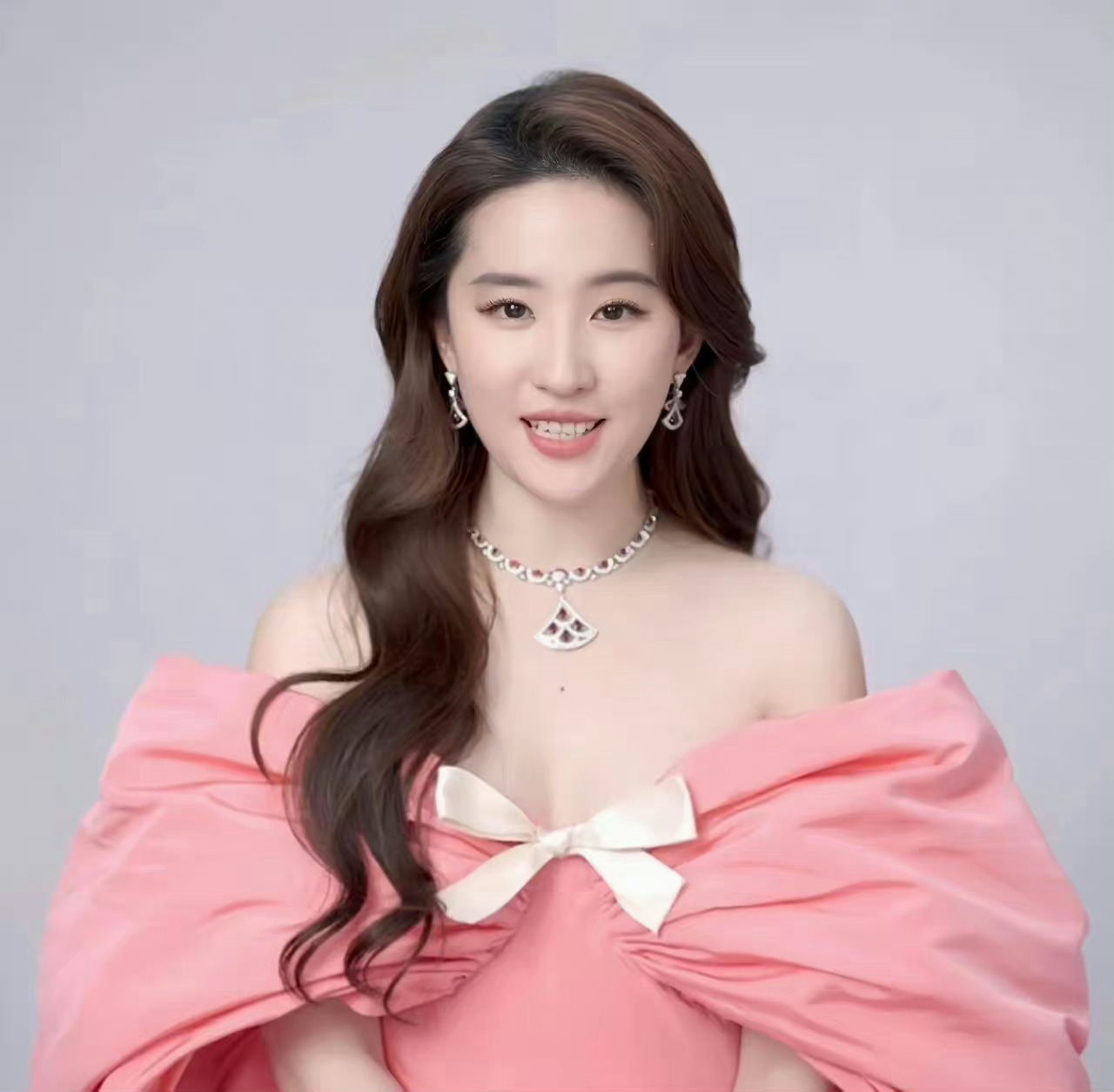 七夕早上醒来，你的女神刘亦菲向你问好[憧憬]早早早！ ​​​