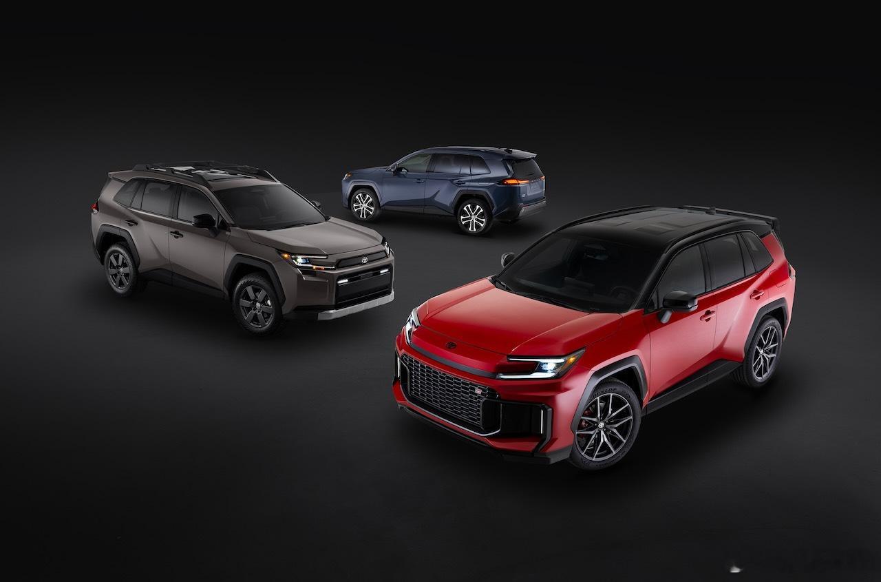 全新丰田RAV4，红色是GR Sport套件版，蓝色是普通版，棕灰色是Woodl