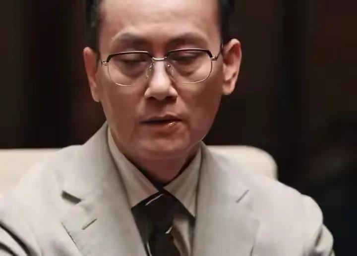 追剧《利剑·玫瑰》，该剧的高明之处，就是情节离奇，观众看了前面，猜不到后面。从一