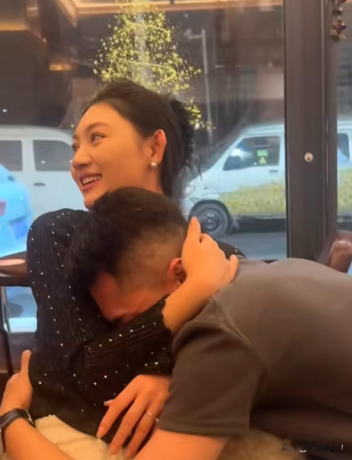 昨晚和闺蜜她们一起吃饭，和她在一起创业三年的男友，可能最近生意不怎么好吧，独自一