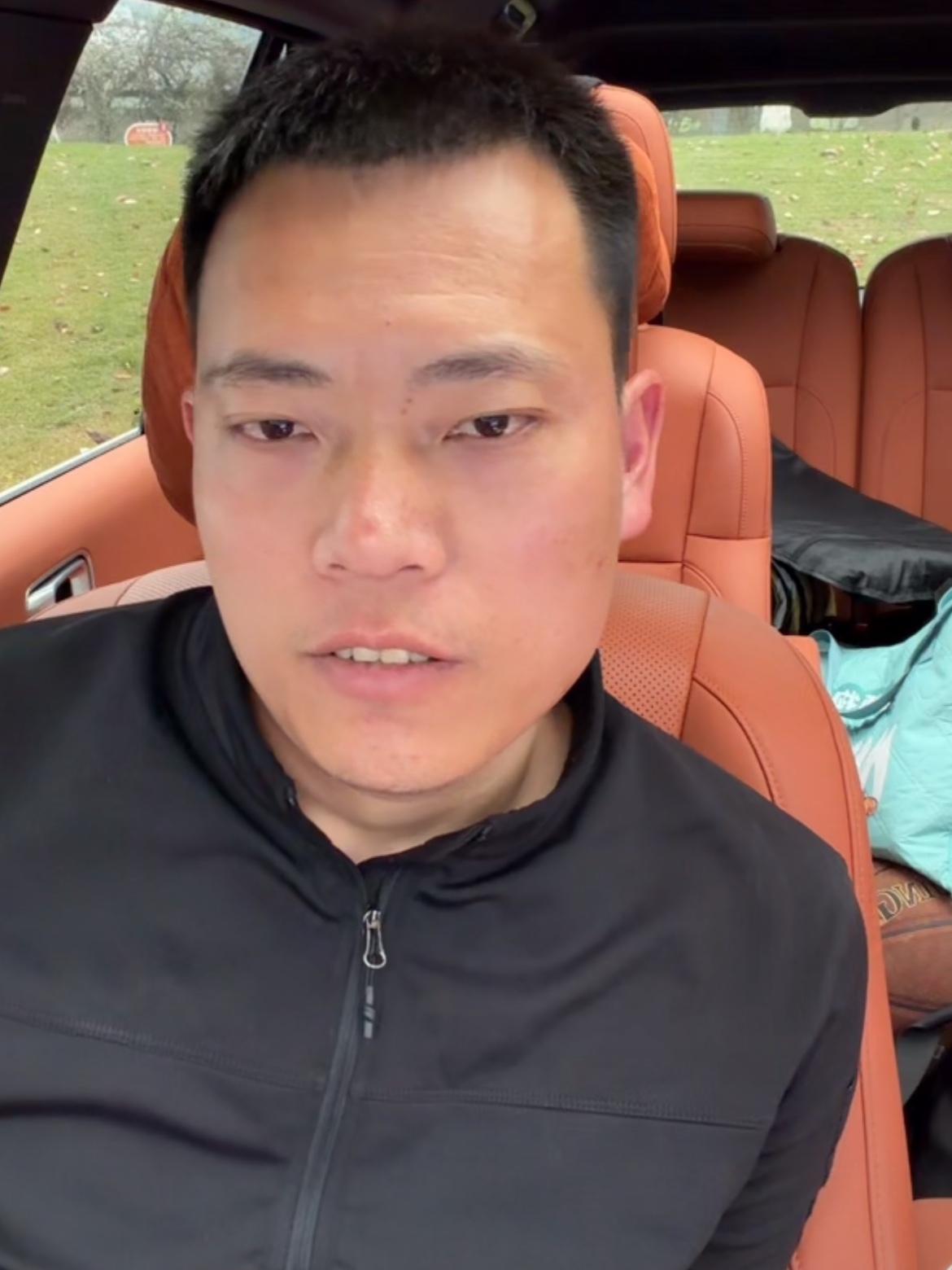 这还是我们认识的王大根吗？
直播间里的他口齿不太清楚，说话看起来有点吃力的样子，