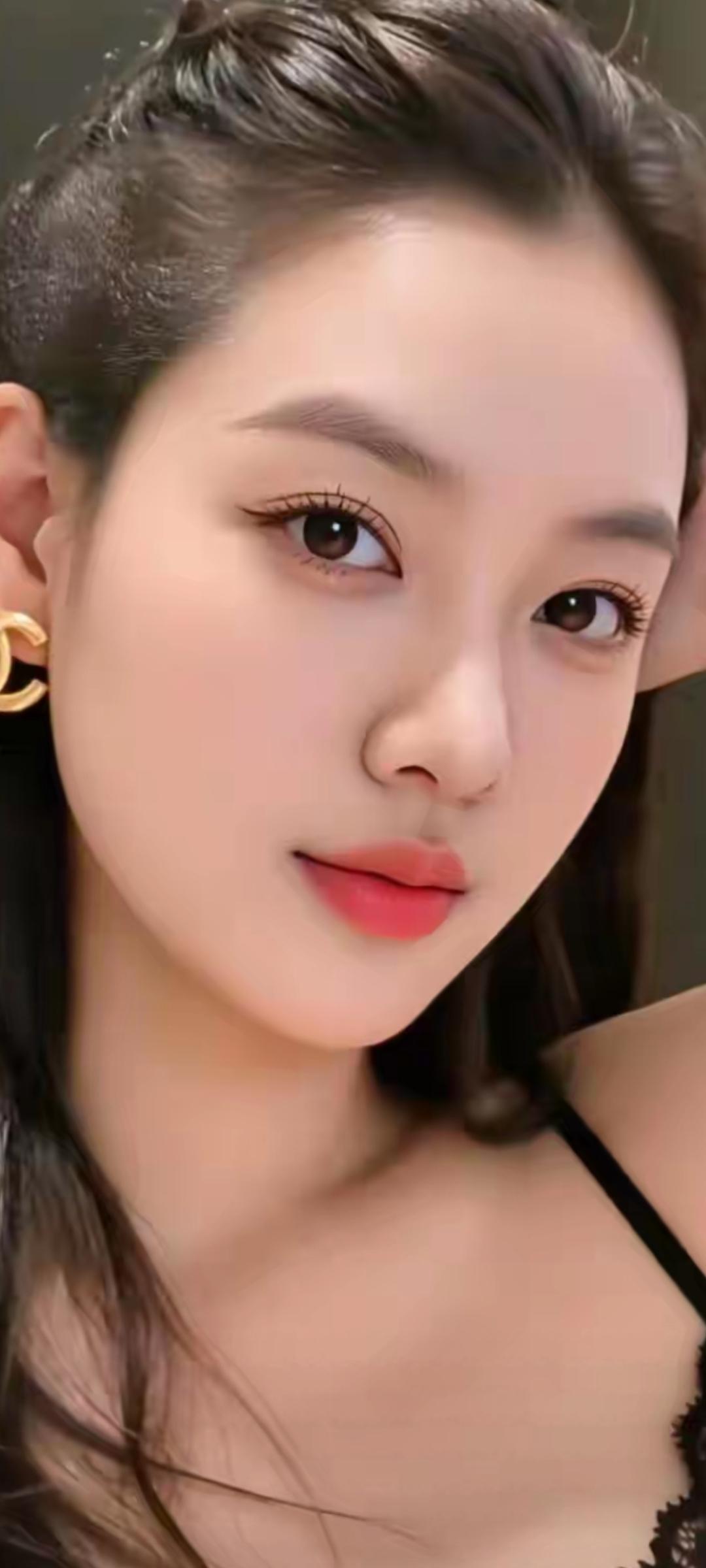 甜美少女风，精致妆容，大眼红唇，优雅气质。