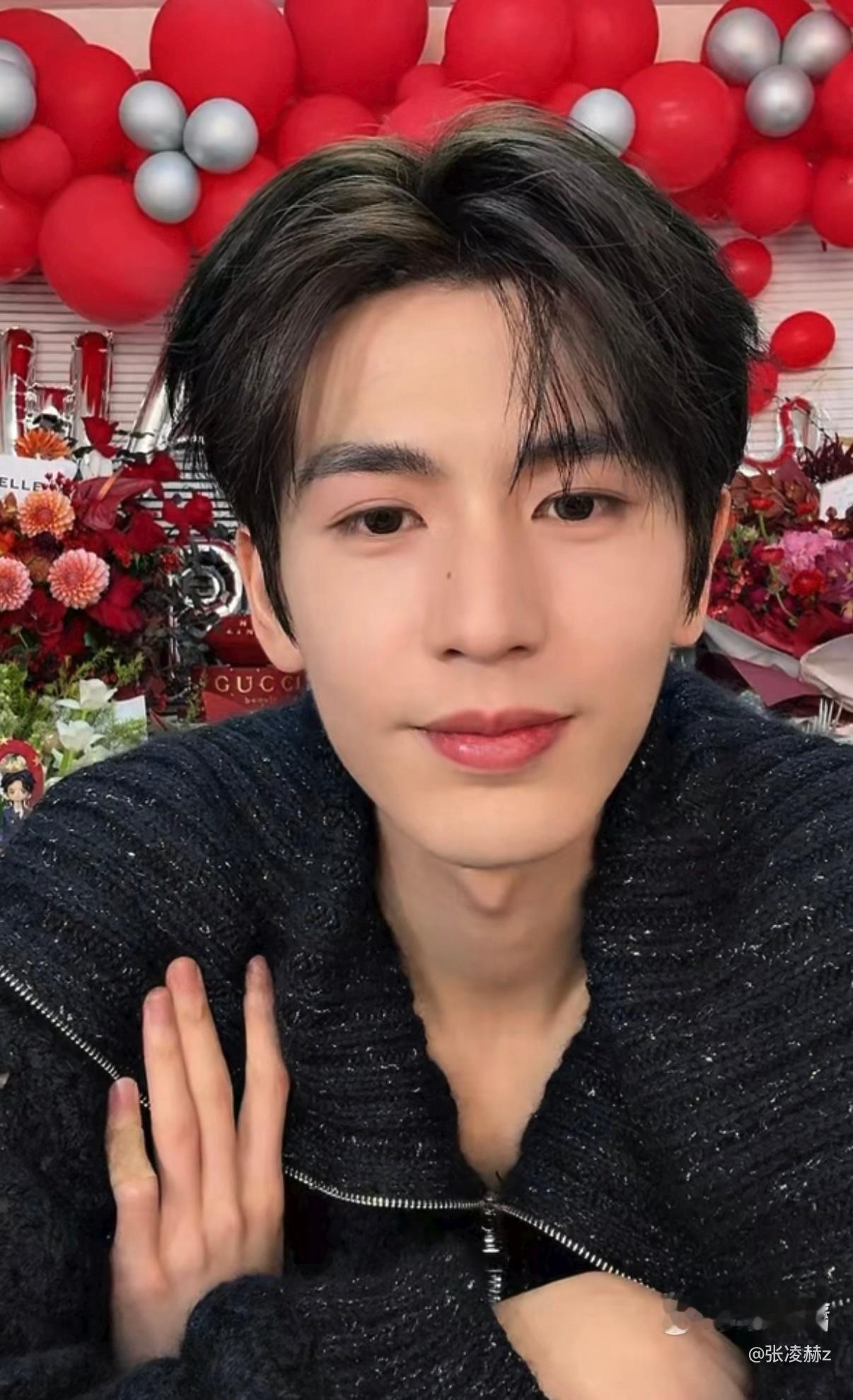 张凌赫今日份直播截图欣赏，黑色大翻领毛衣配顶级脸蛋，好稳定的帅张凌赫直播