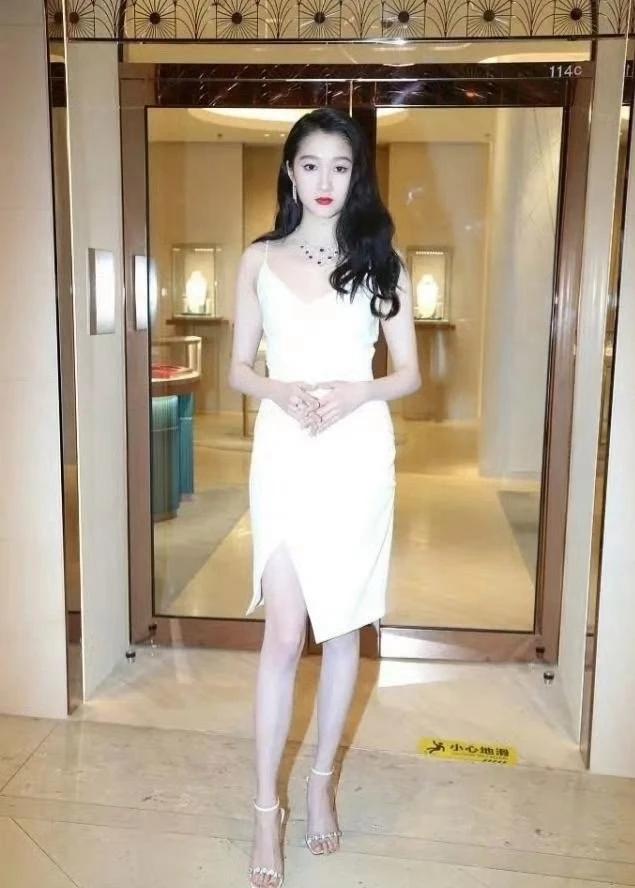 关晓彤长得真有“港星范儿”，穿上一袭白色吊带裙，复古又高贵，简直太美了！