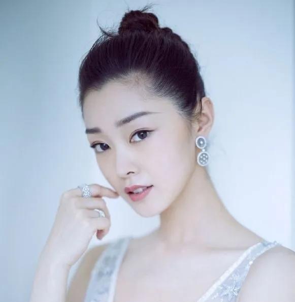  宋轶，1989年10月31日出生于中国湖北省荆门市东宝区 ，毕业于中央戏剧学院