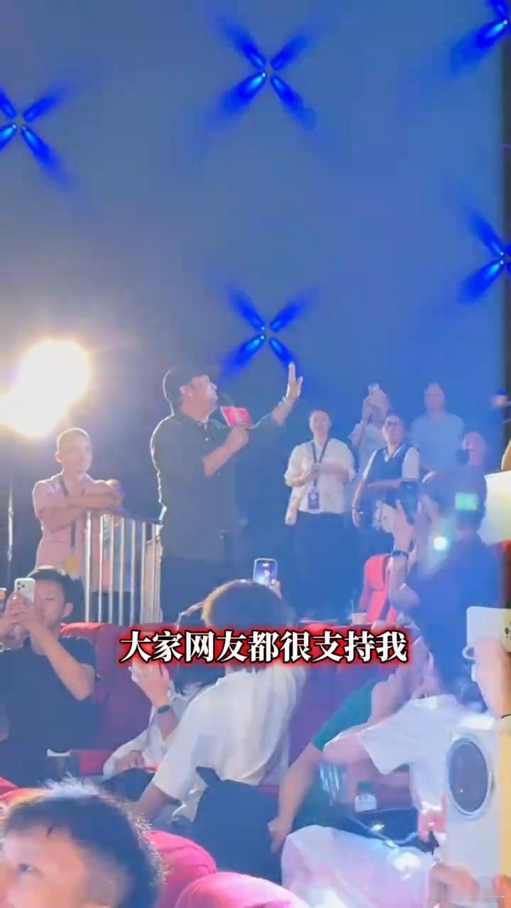 贾冰现身支持沈腾电影路演贾冰否认私人饭局爆粗口难得的老友碰面名场面，贾冰专程到场
