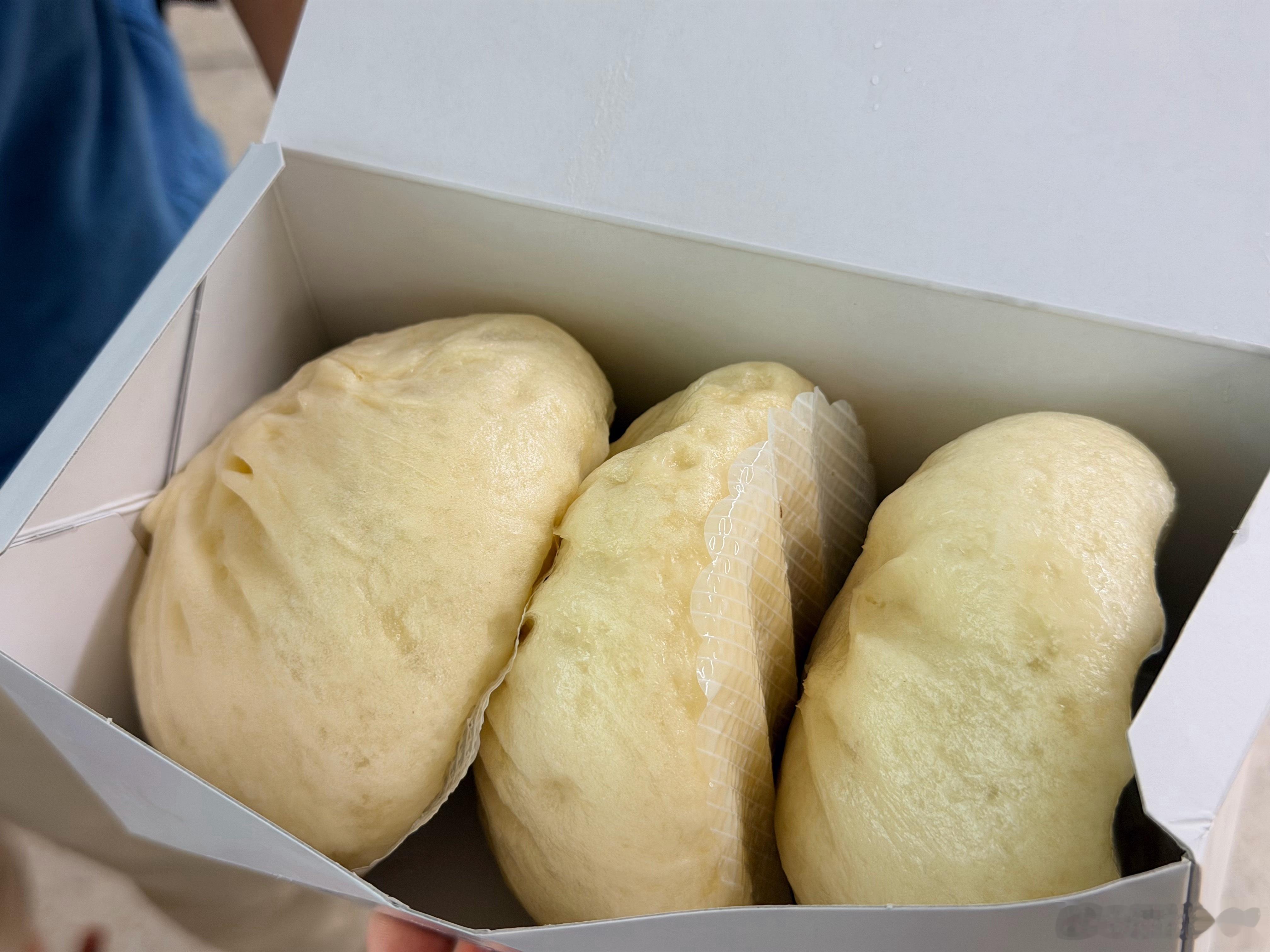 今天在商场楼下美食那一层，我看到个看起来很好吃的包子，边上是我喜欢的水果三明治但