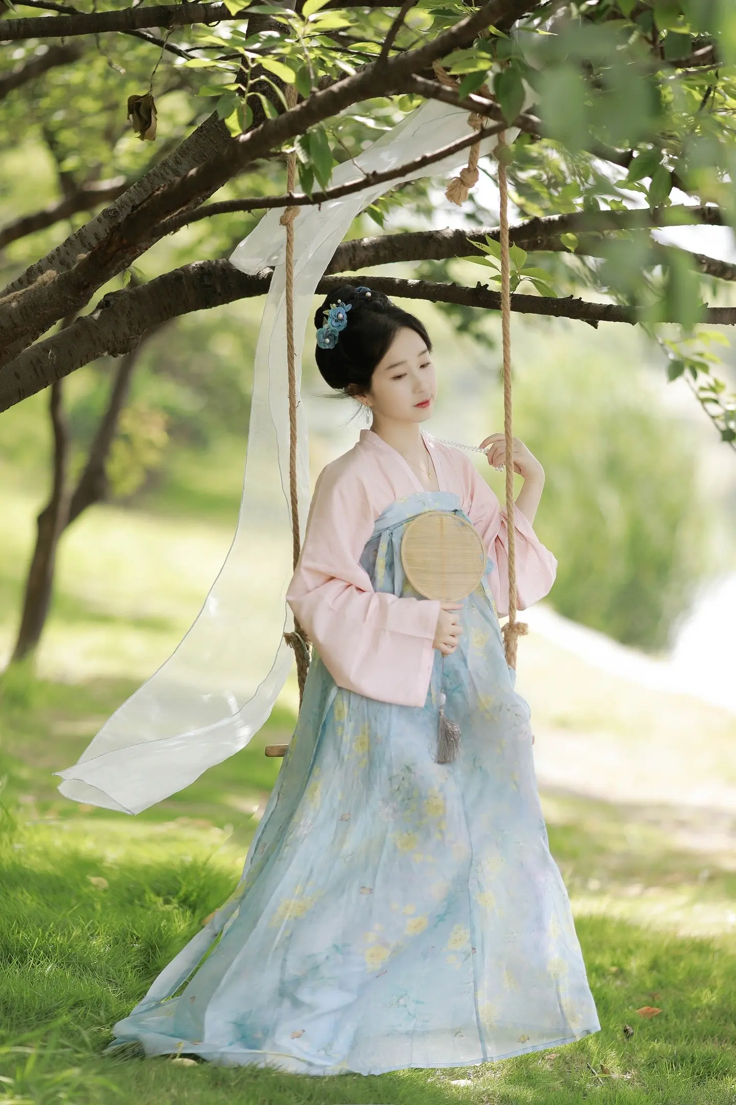 风月本作逍遥客，奈何行人自多愁。