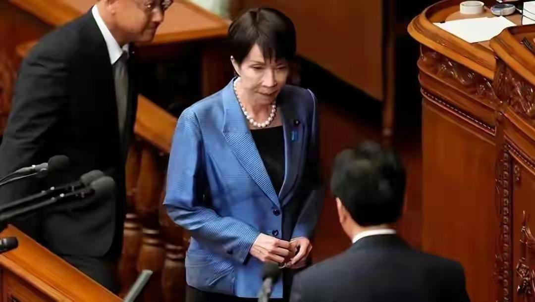 高市早苗这是想谋朝篡位啊。德仁天皇被高市早苗逼得开了个新闻发布会。怪不得高市早苗