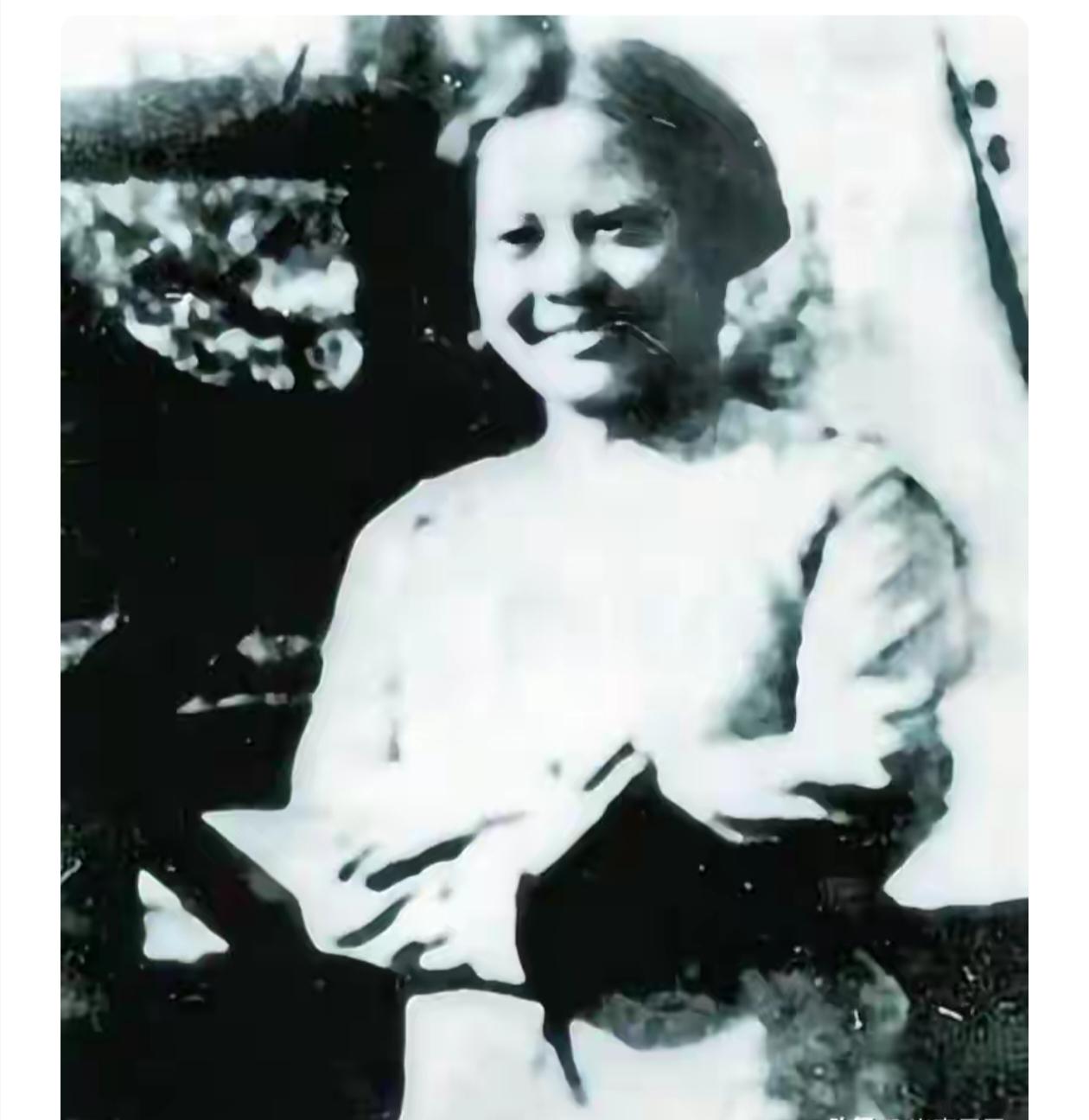 26岁母亲抱1岁女儿走上刑场，22年后，女儿成国防栋梁！

那年冬天的清晨格外寒