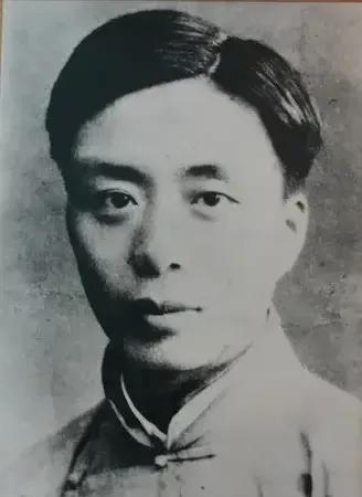 1936年，艾青结婚才第二年，却在课堂上对15岁的学生张月琴动了心。三年后，当张