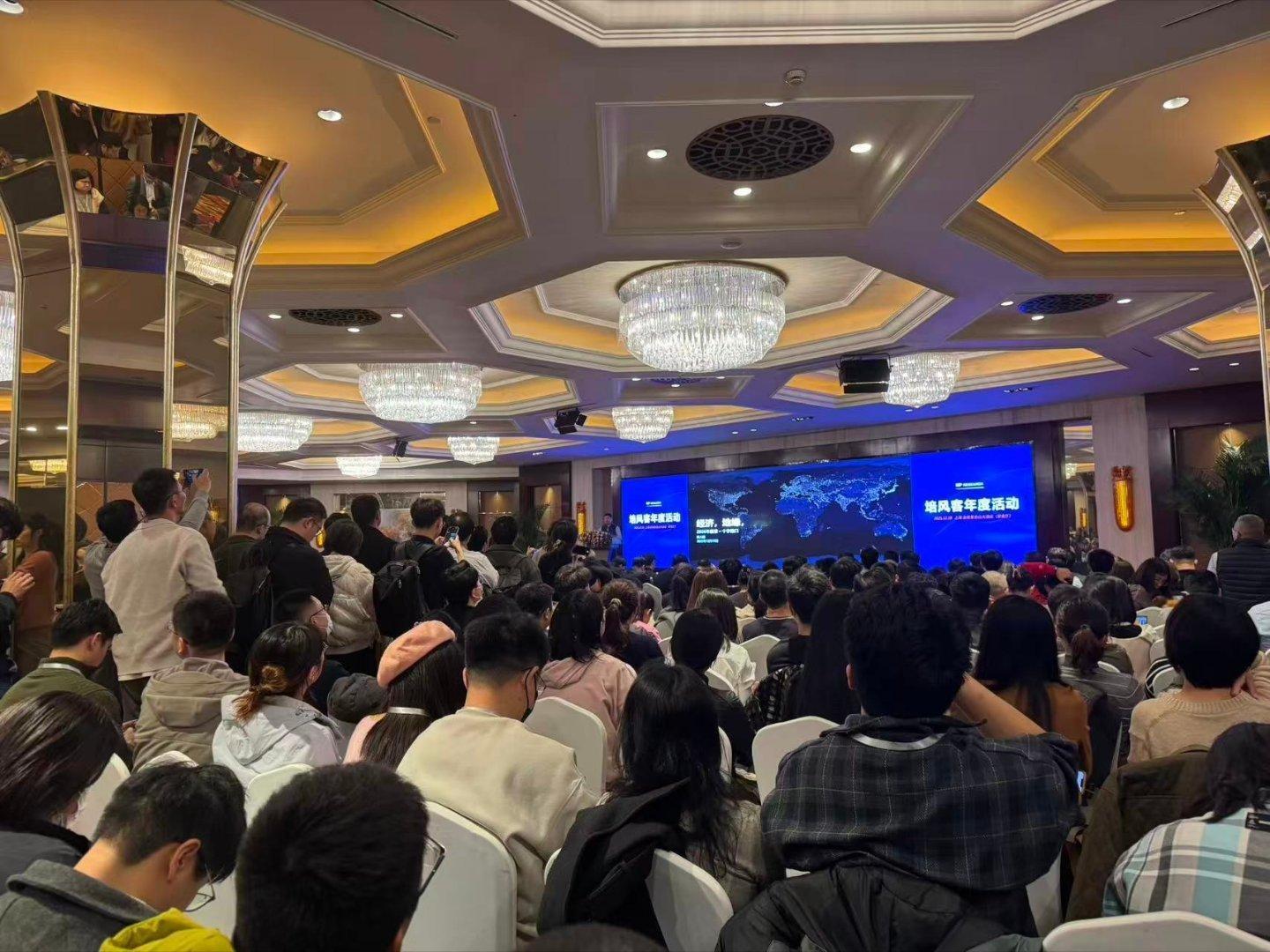 大鹏总订的炸鸡肯定不够吃。 