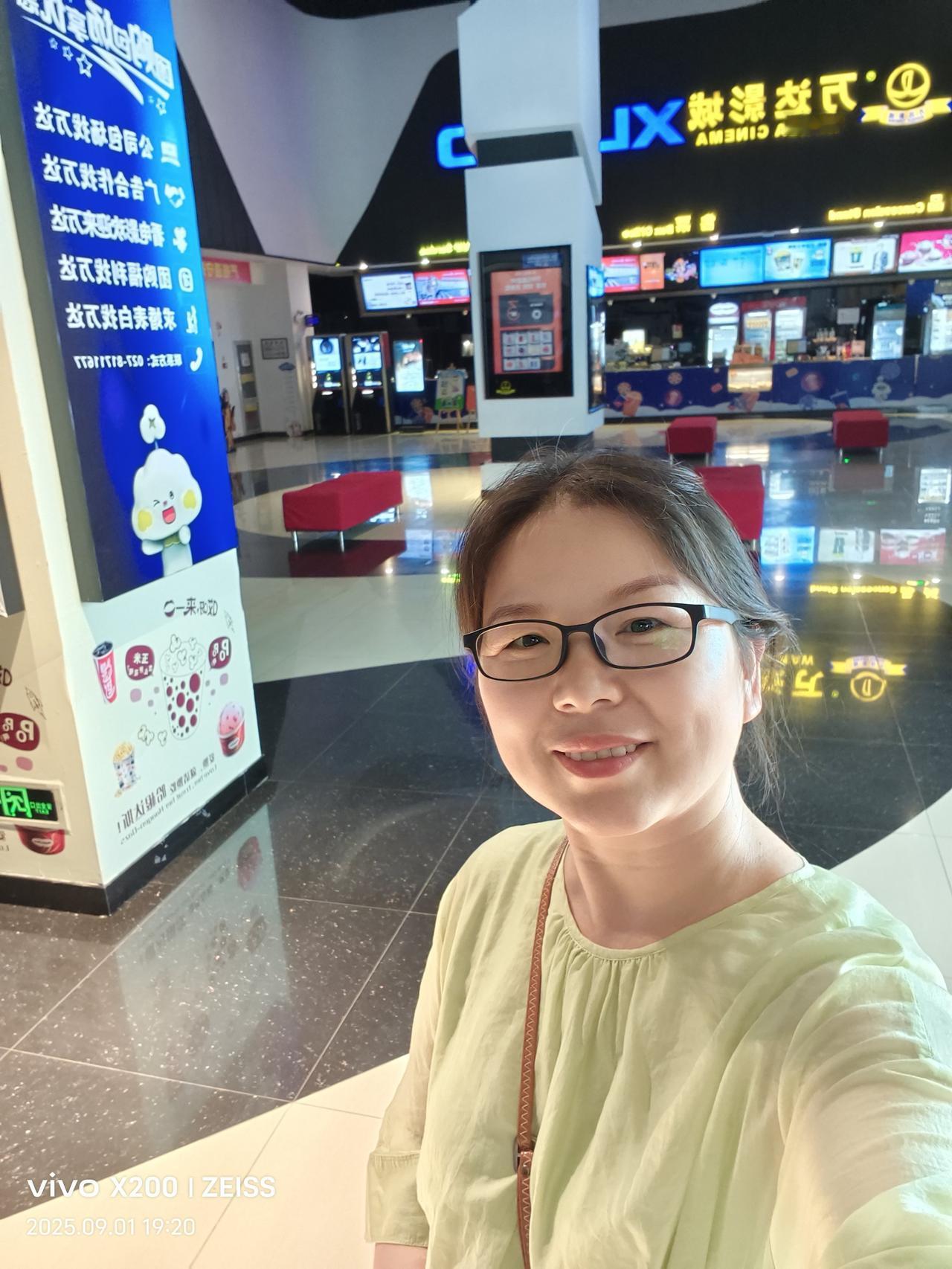 看了一场虚实交织的故事，全程为两位70多岁的老演员捏一把汗。影片里大量酣畅的动作