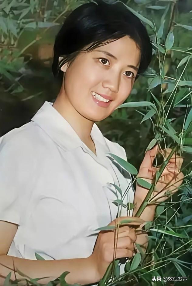 七十年代的电影《春苗》，绝对是影史经典。她在影片中饰演的田春苗，淳朴大方，那明亮