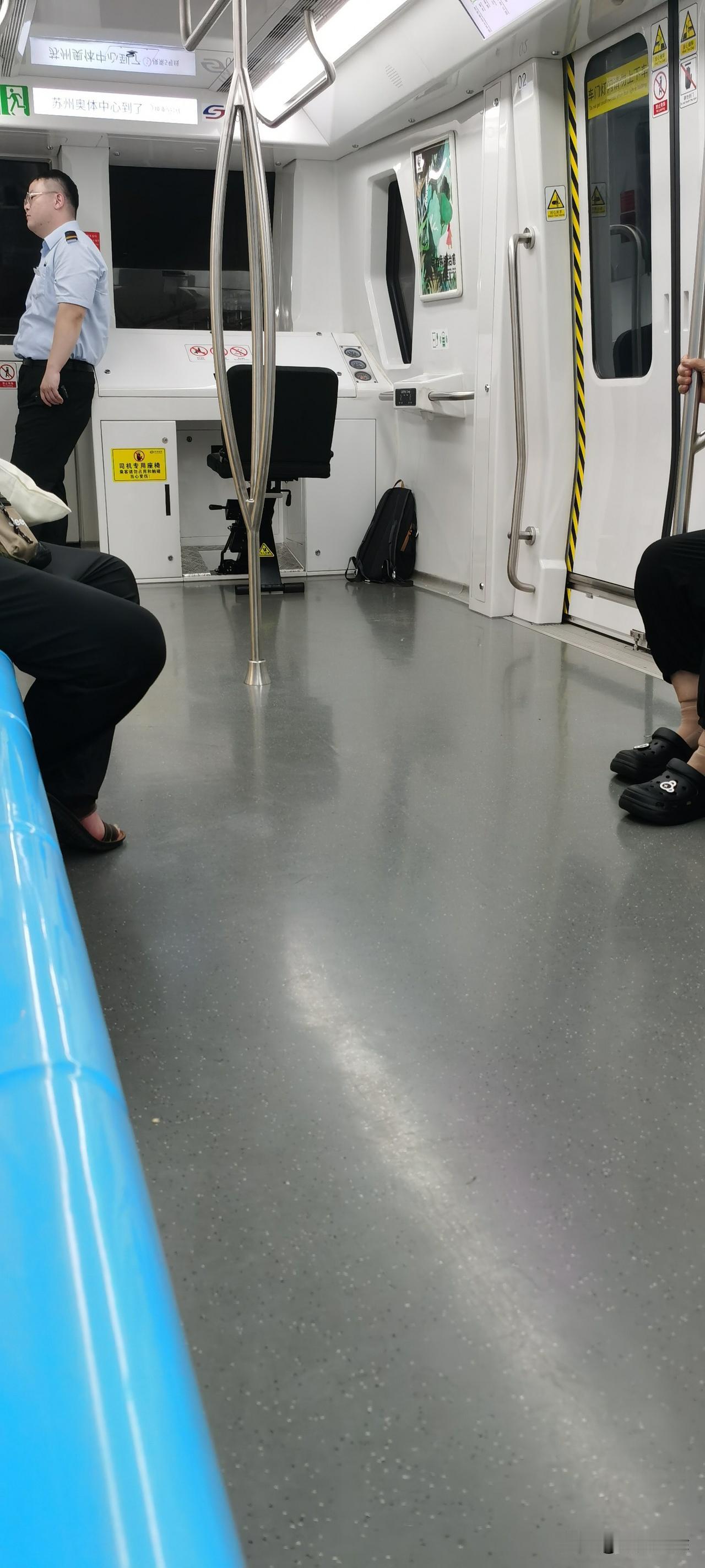 今天坐无人驾驶的苏州地铁6号线，发现无人驾驶的车头有了司机专用座位。
以前的无人