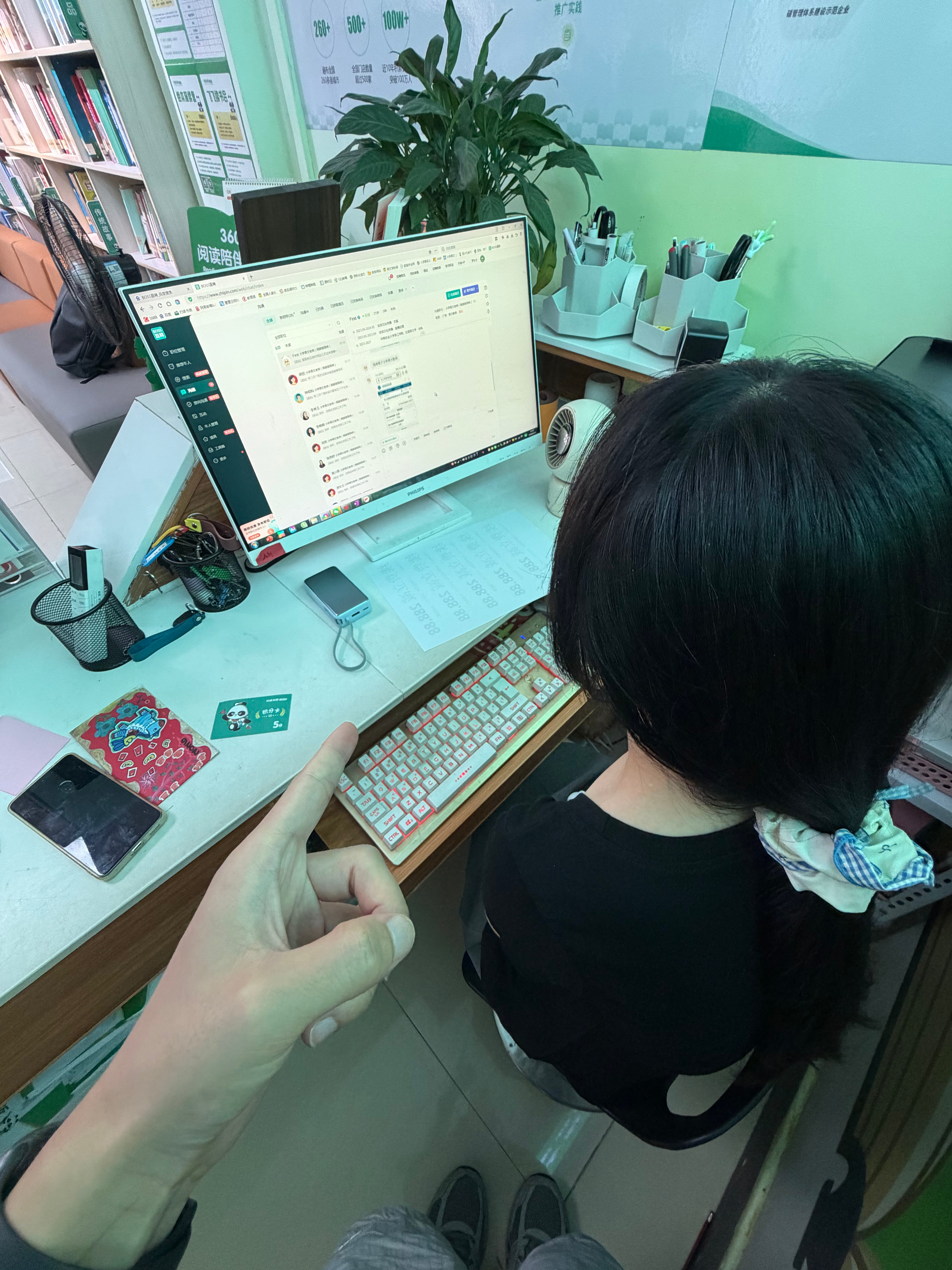 老板打开自己的boss直聘叫我们自己选同事大家都当了一次HR哈哈哈哈 