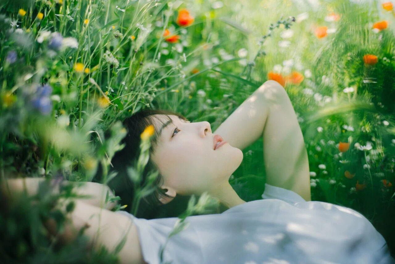 绫濑遥写真集：与其过度在意别人眼光、担心还没发生的未来，不如好好享受当下的生活。