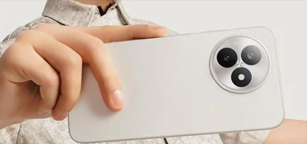 刚看到红米K90销量突破百万台的消息时，我心里其实是喜忧参半的。

喜的是红米在