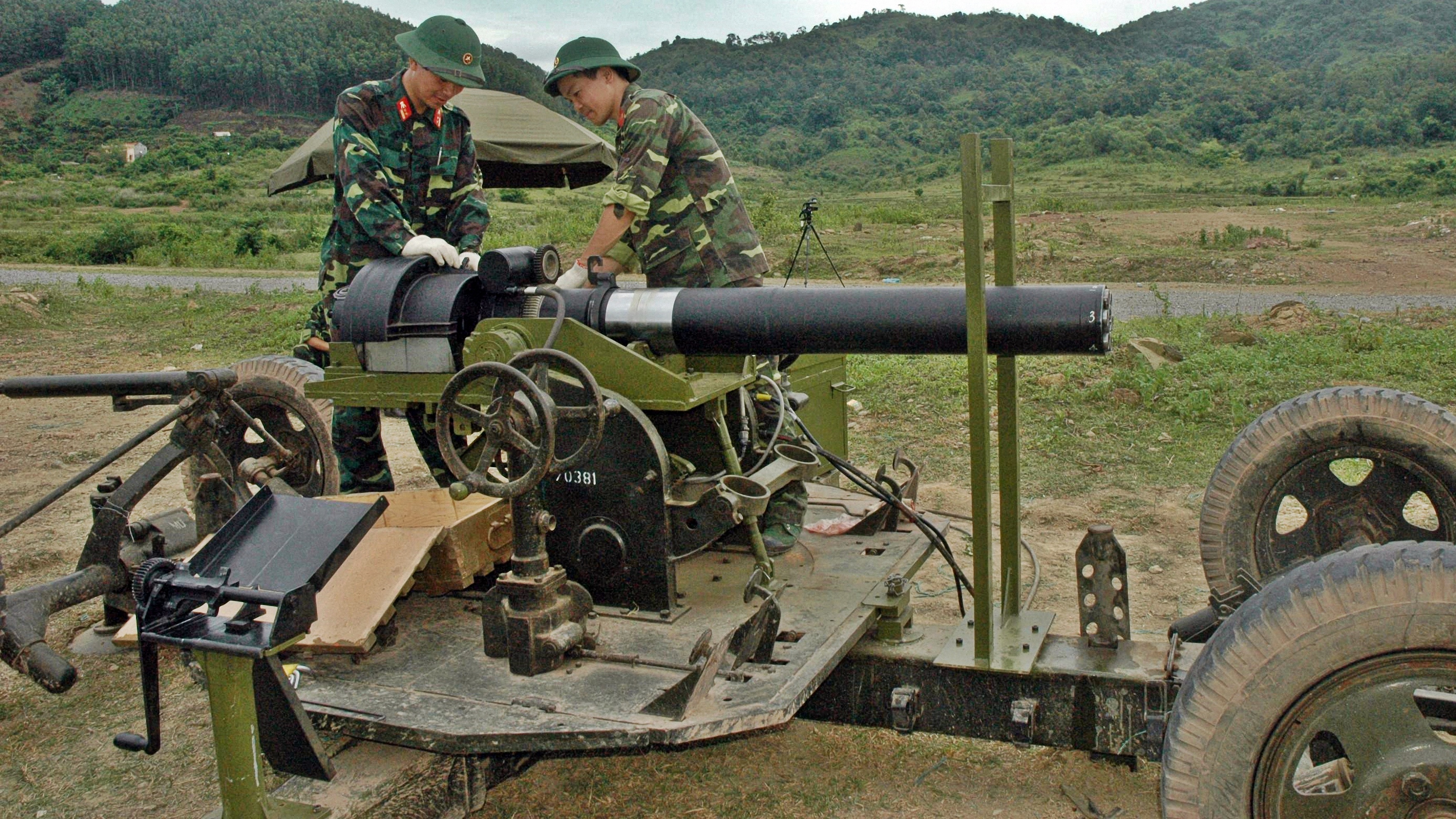 AK630的54倍径炮管，将弹头加速到890米/秒 