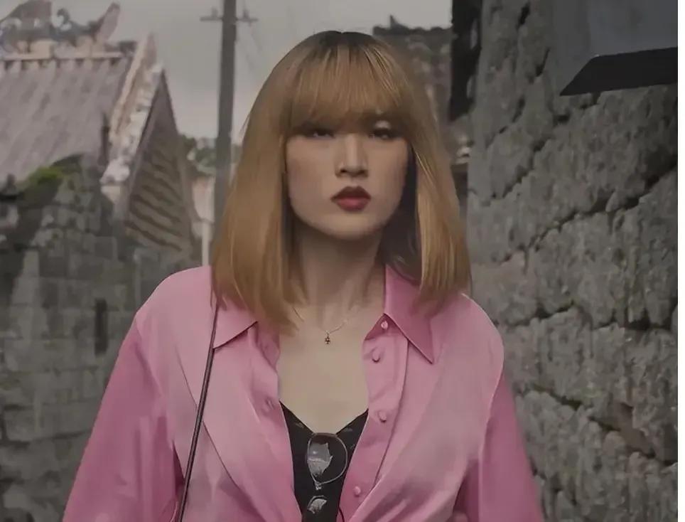 我昨天就刷到她照片了，但是……我没看出来她是姚安娜……，因为实在不像……

她这