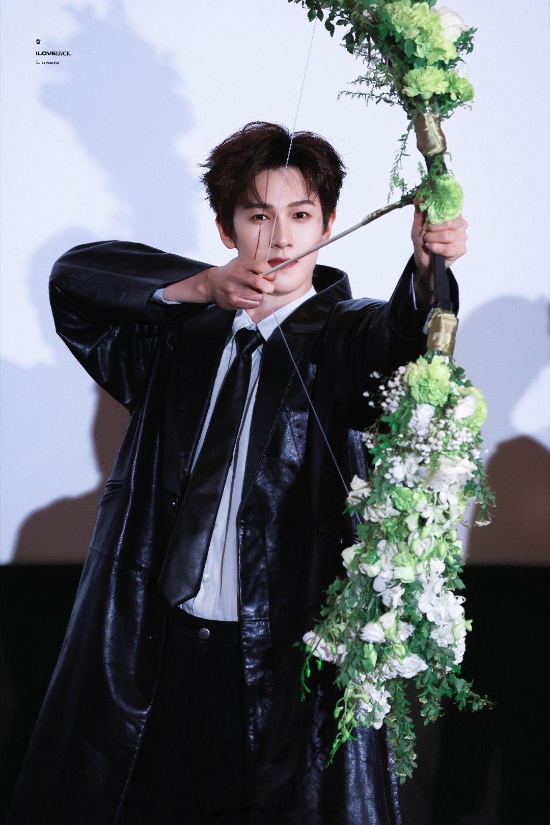 李昀锐《冰湖重生》追剧团路透小林帅的太离谱了，连🏹都是小森林应援色 