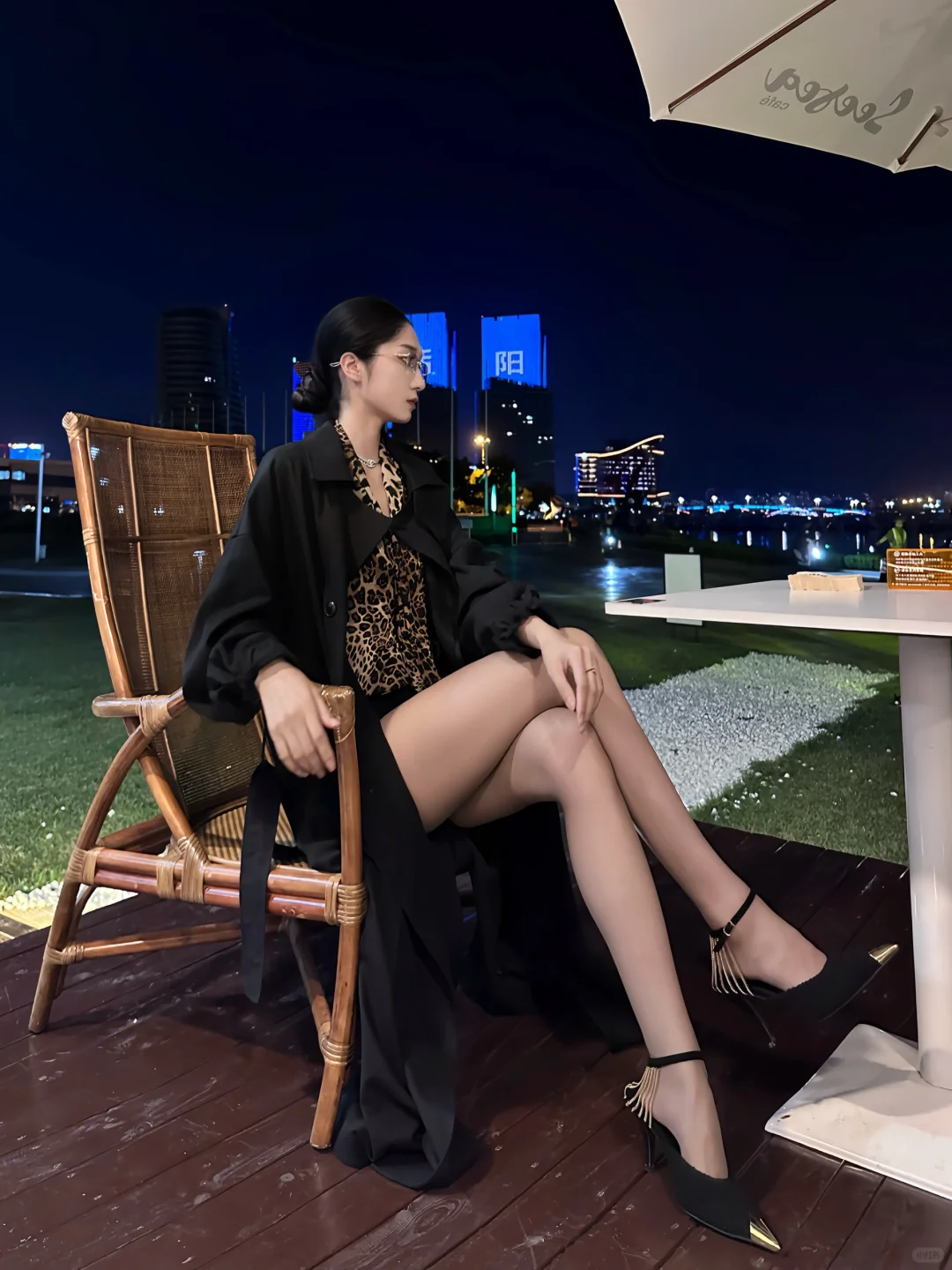 Live in the moment .🌃