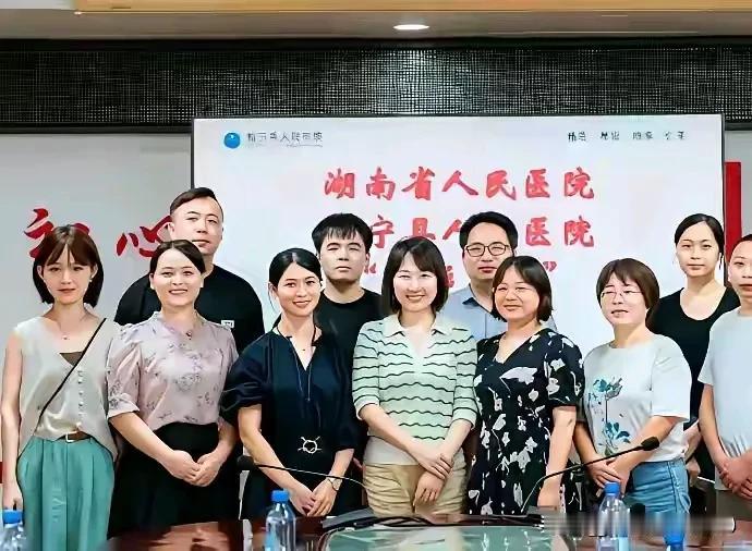 怪不得祖院长能看上曾医生，从这张医院同事们合影照就可以看出来，虽然说曾医生不算啥