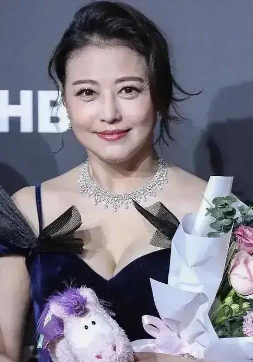 47岁的她不顾家人的反对，毅然放弃香港的事业，跟随小7岁的男友到北京定居，父亲却