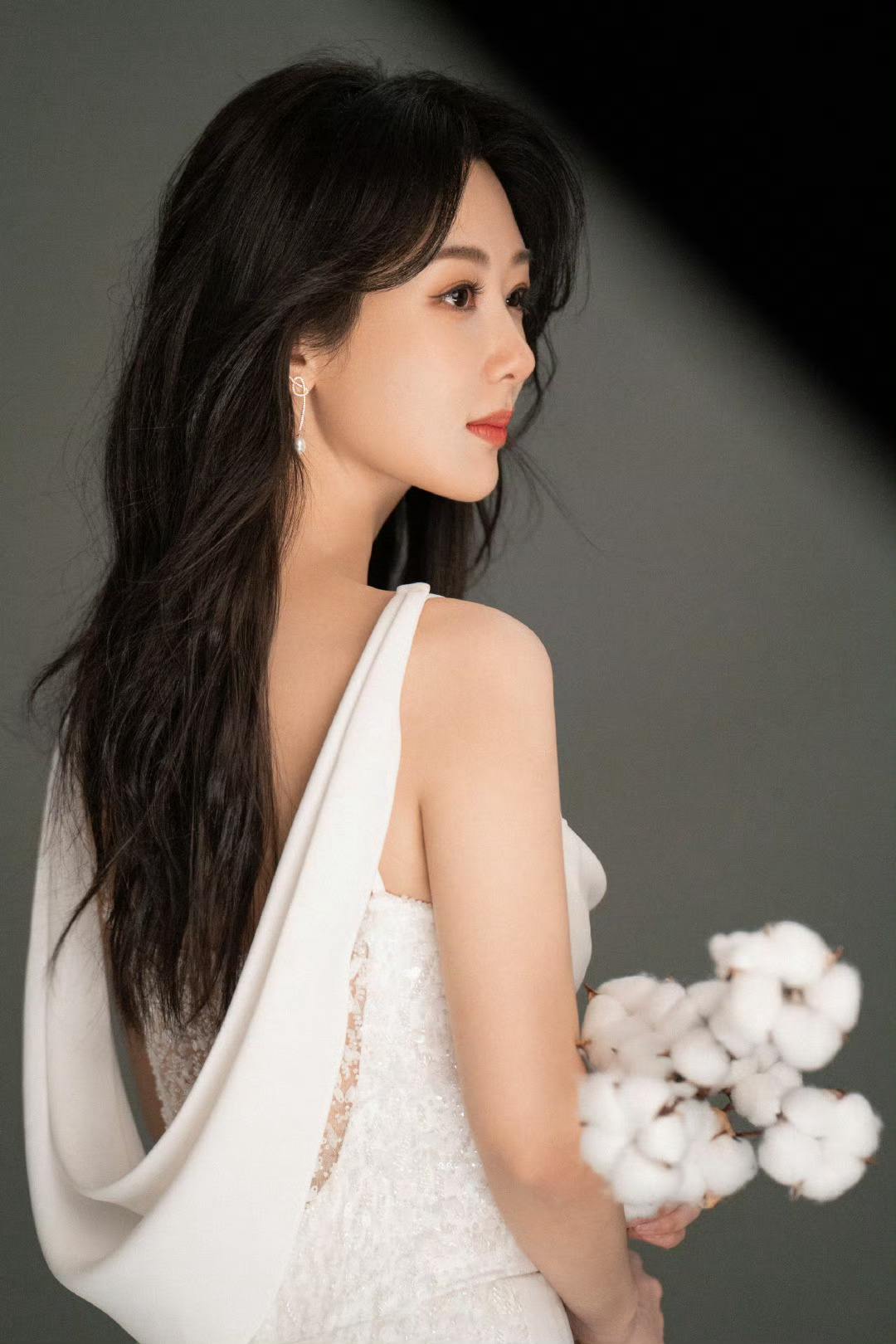 #杨紫性感风##杨紫马甲线好明显# 只要杨紫想做她就都能做到。一开始嘲她和古装的