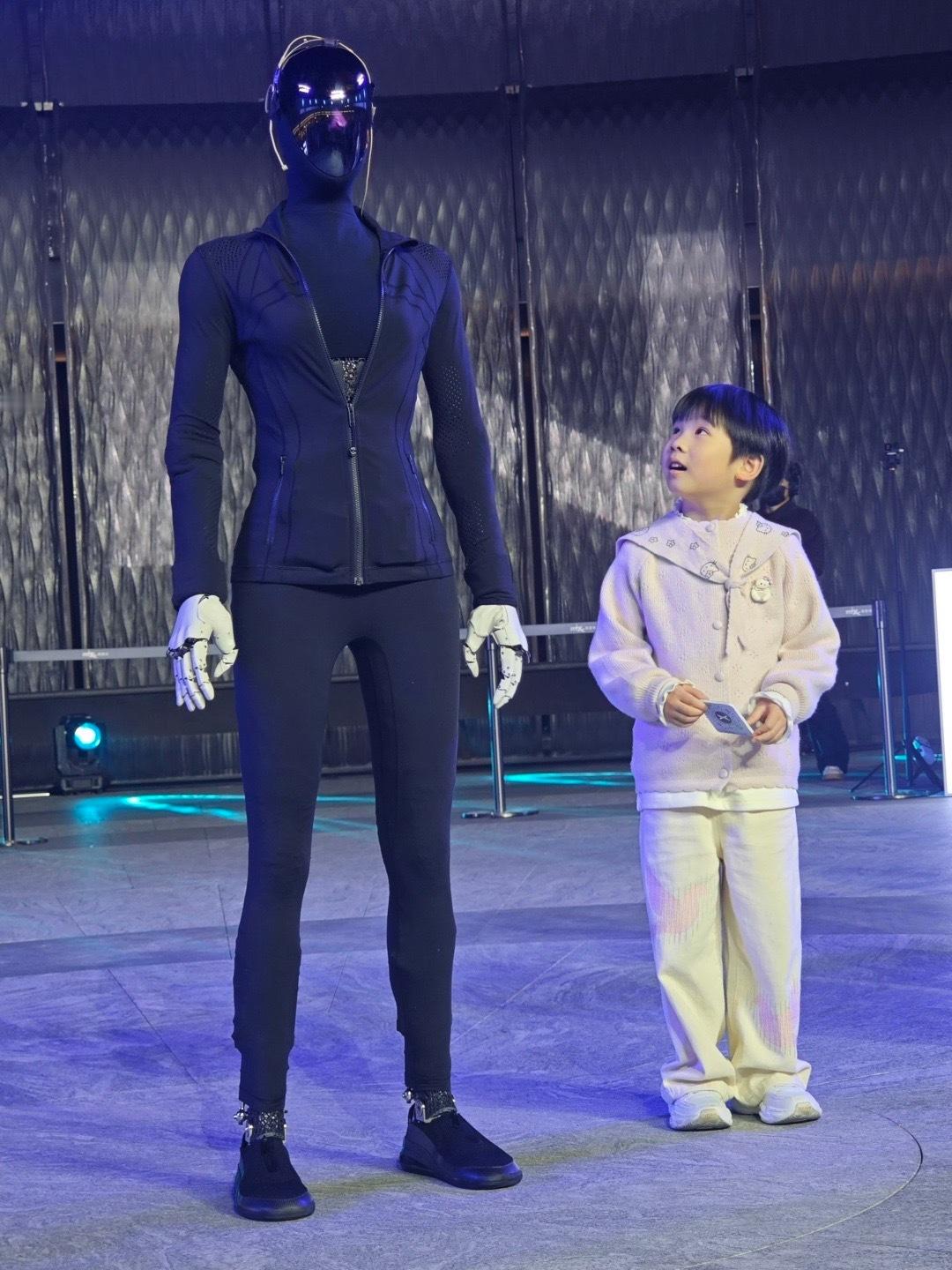 真没必要嘲，机器人摔倒太正常了！这么大个铁疙瘩要保持平衡多不容易，科技本来就是在