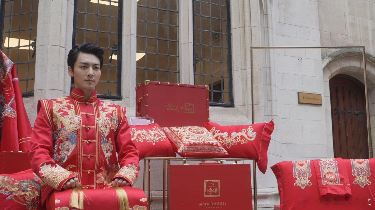 #刘昊宇和中式美学的适配度##传统婚服还得看中式帅哥# 传统婚服下的刘昊宇，散发