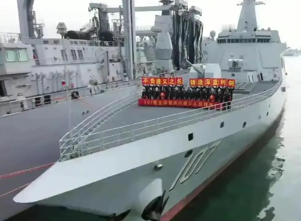 妥妥的055快艇啊