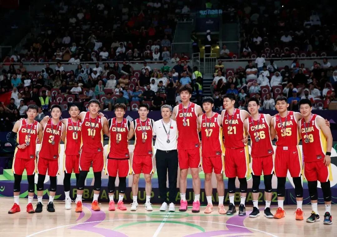 爆冷，男篮击败美洲劲旅 比赛诞生两个意想不到，贺西宁无愧MVP

这场83比78