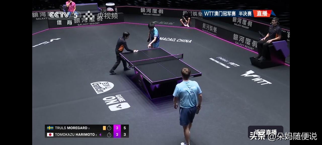 笑不活了！澳门站男队半决赛，张本智和又搞事情了，比分落后又是擦桌子又是换球，来看