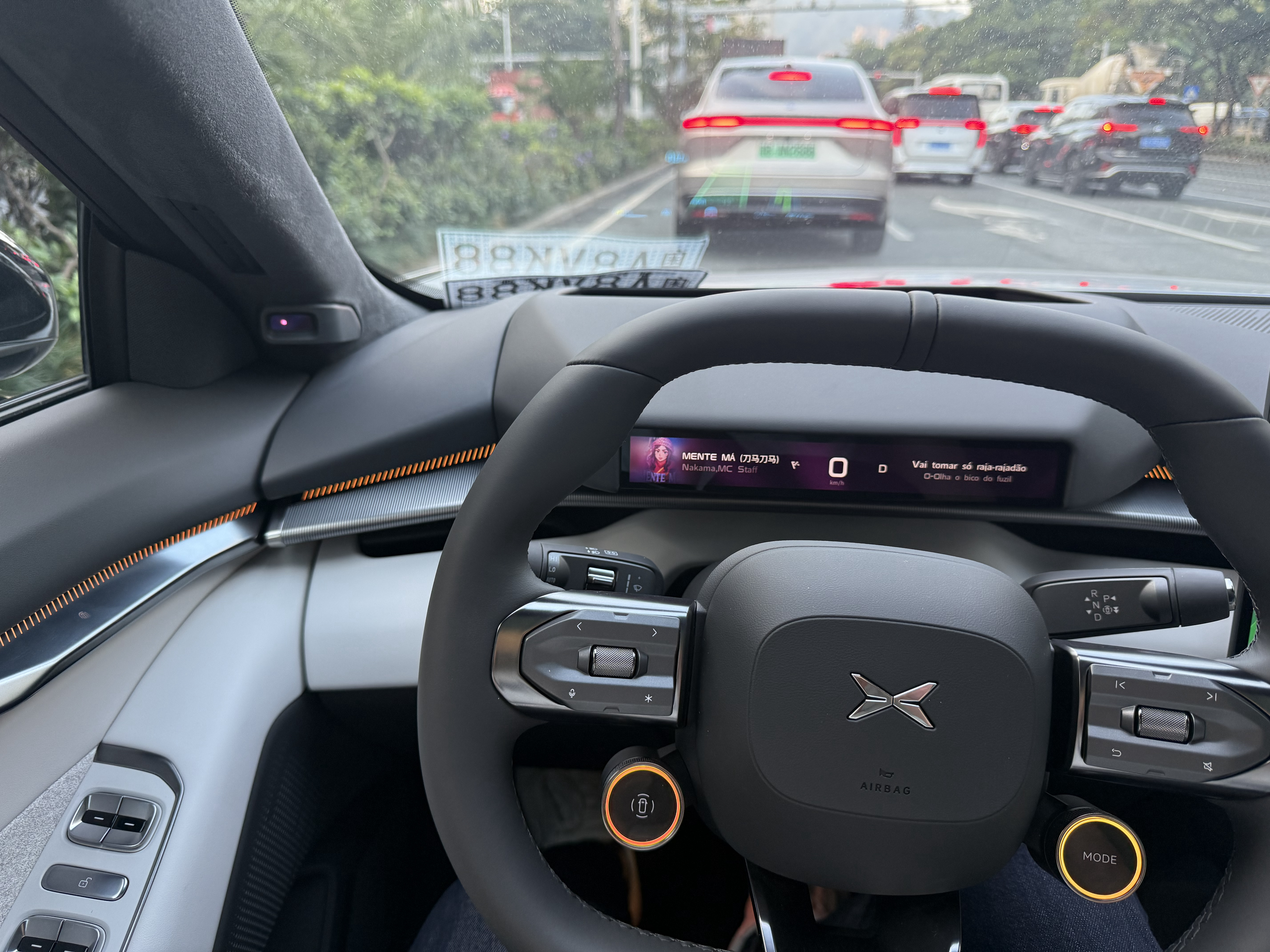 小鹏P7开去上牌。年轻人第一台车买它一点毛病没有。因为这玩意是真鸡儿好开啊后驱续