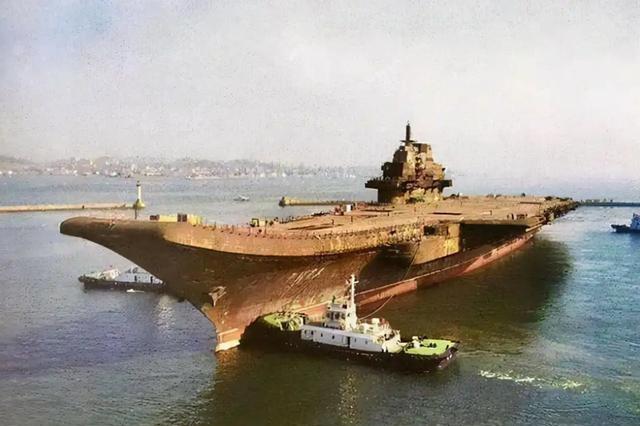 瓦良格号给了中国多大震撼？中国在场专家：苏联用的钢材太好了
 
谁能想到，一艘在