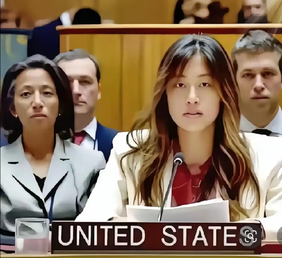 在联大被中国耿代表怼了一脸的美国联合国副代表吴婷的基本情况，她出生在夏威夷，在洛