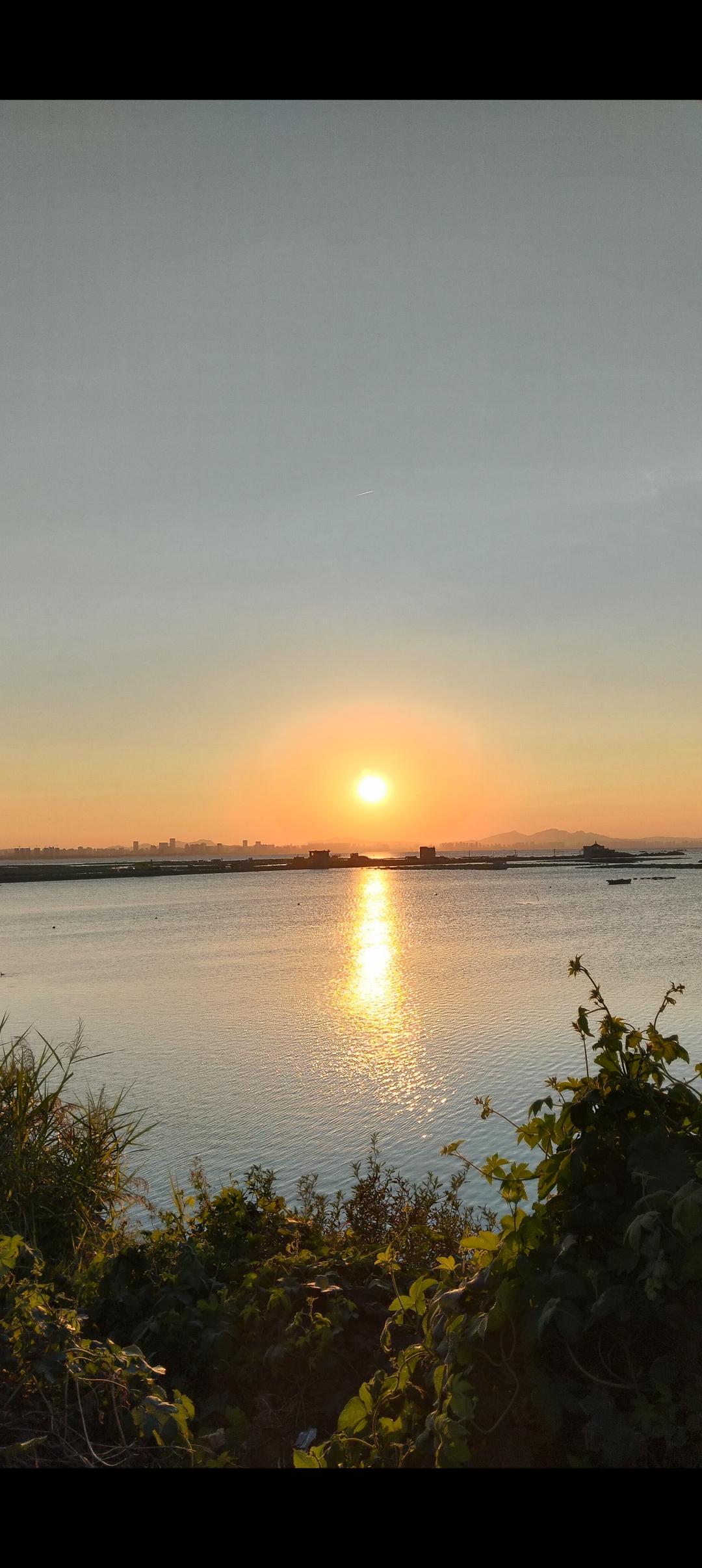 大唐诗人李商隐，借登高望远，怀着无限的惆怅，抒发深沉感慨：“夕阳无限好，只是近黄