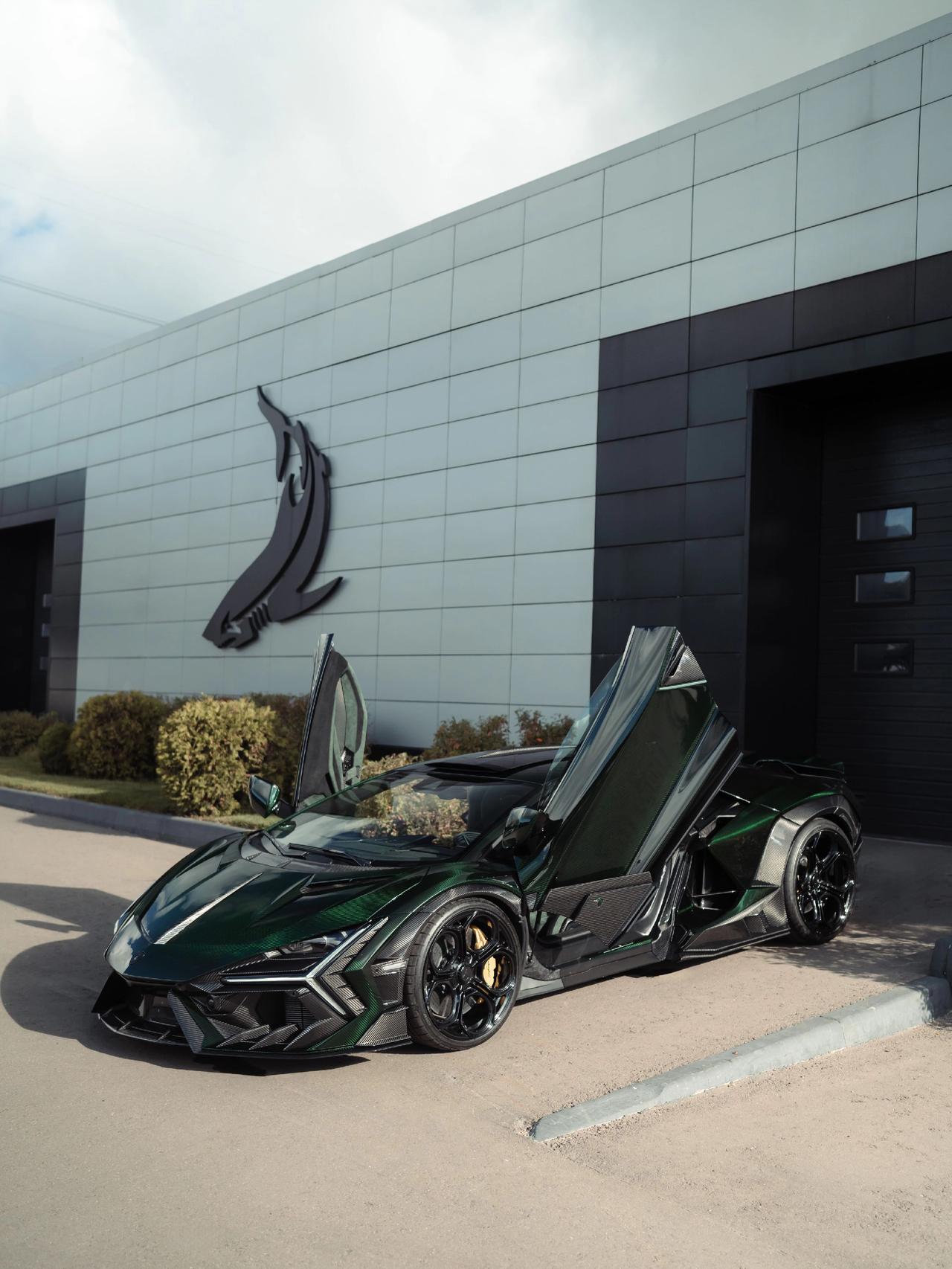 翡翠绿碳纤维全碳纤维车身兰博基尼Lamborghini Revuelto R'E