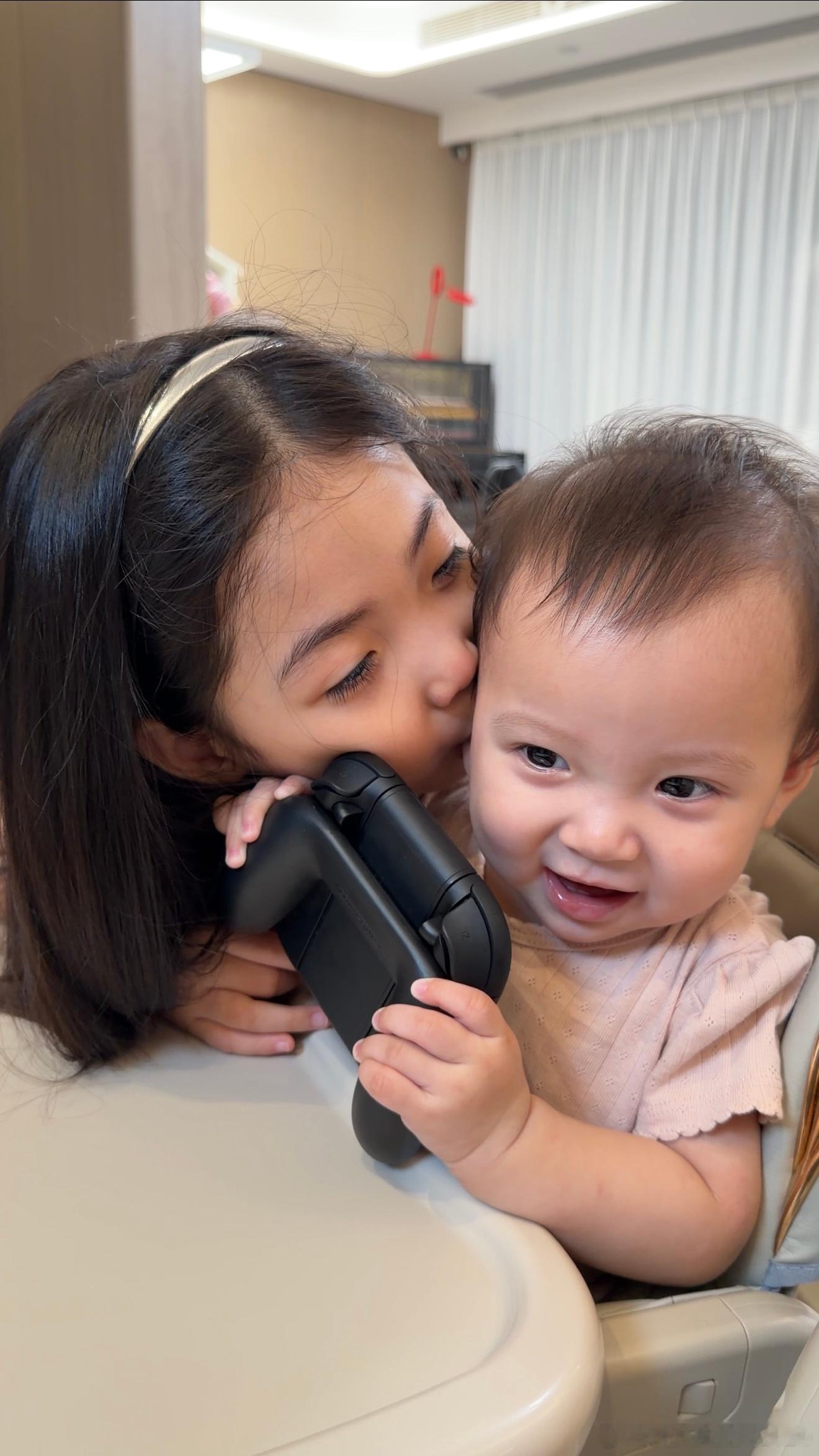 快宝对妹妹的爱意甚浓！ 