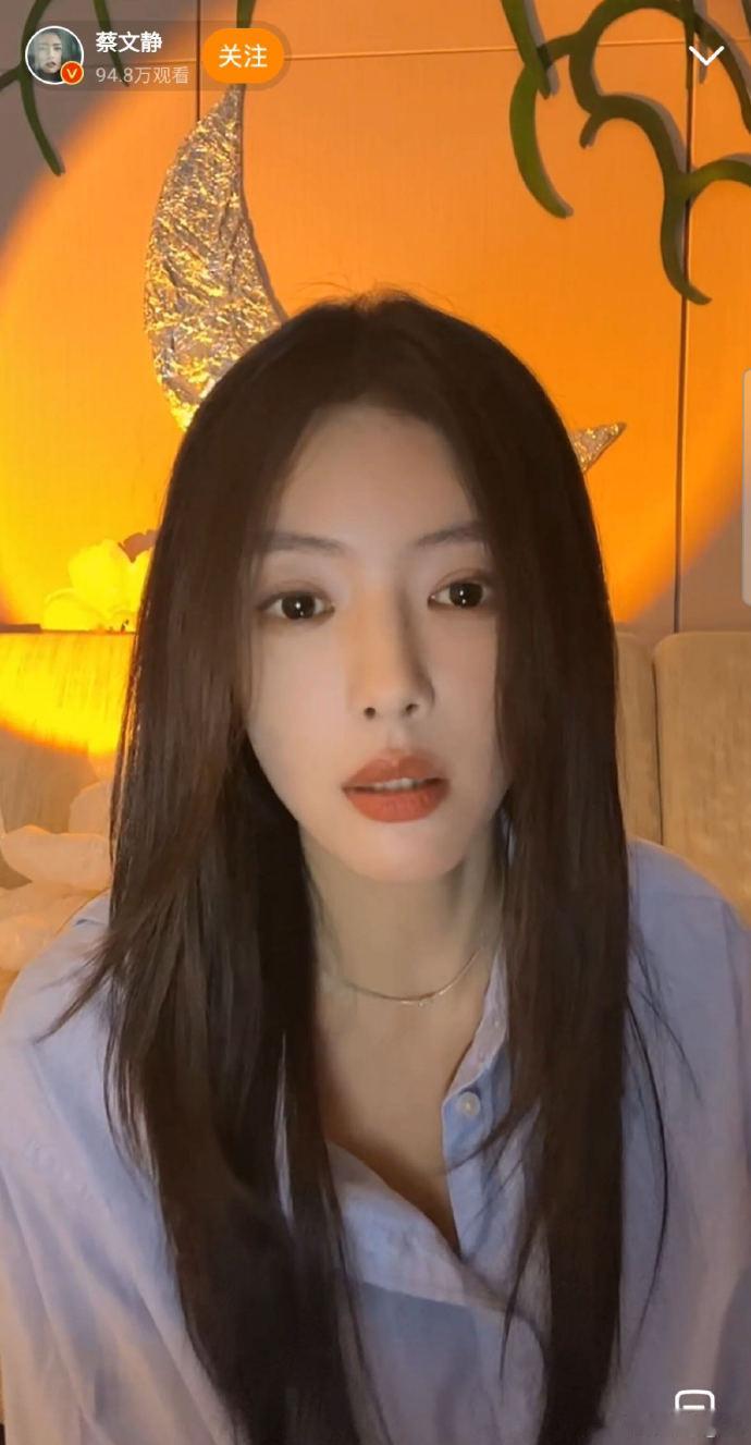 蔡文静在直播中唱歌的样子惊艳了众人，她的歌声如天籁之音，让人陶醉。掌声不断，她成