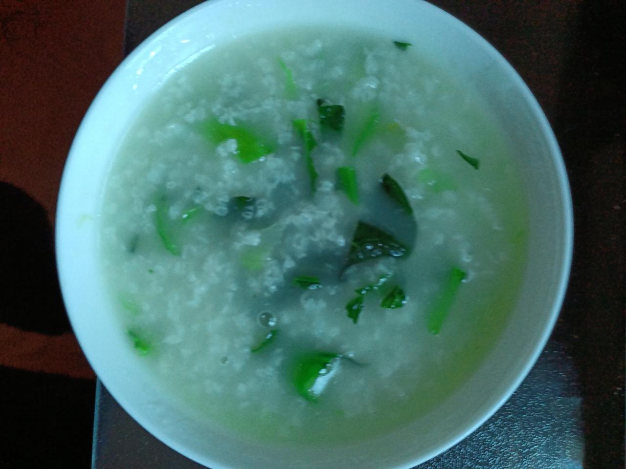 2026 年的第一天，早上又是三碗菜粥，一只白水鸡蛋。清爽卫生又美味。
    