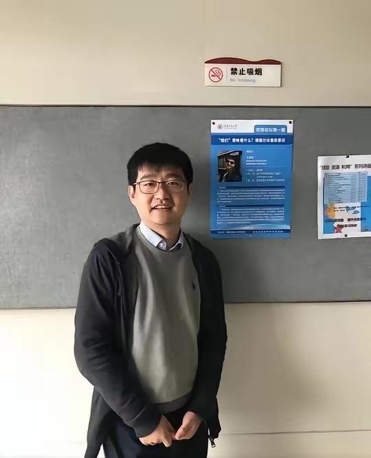 32岁高三班主任凌晨离世，最后一条朋友圈让全网破防：他走了，连告别都不愿麻烦学生