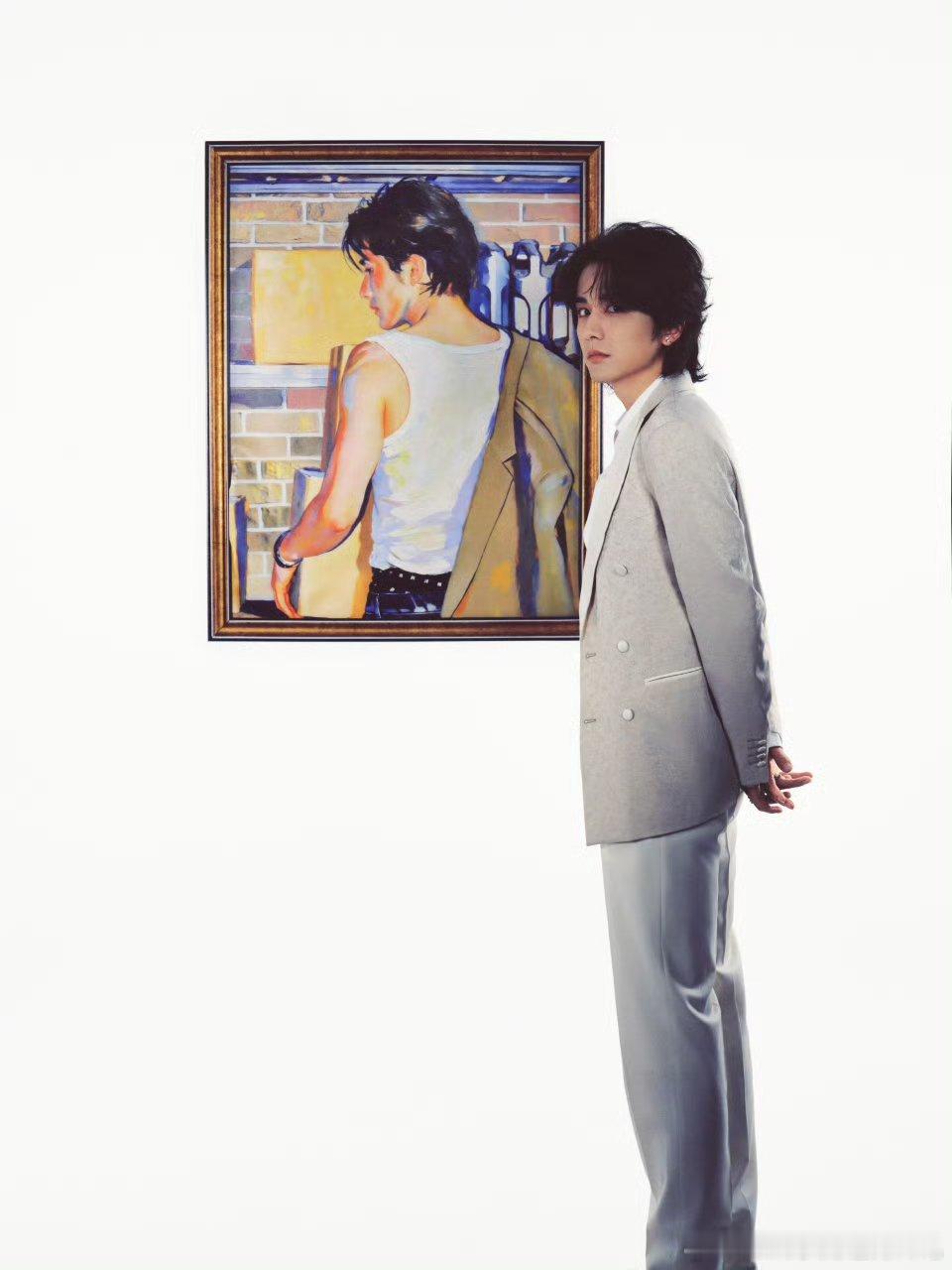 张新成抱自己出镜画里内敛画外鲜活，少年气直接拉满！这是什么新奇的浪漫，帅哥的脑洞