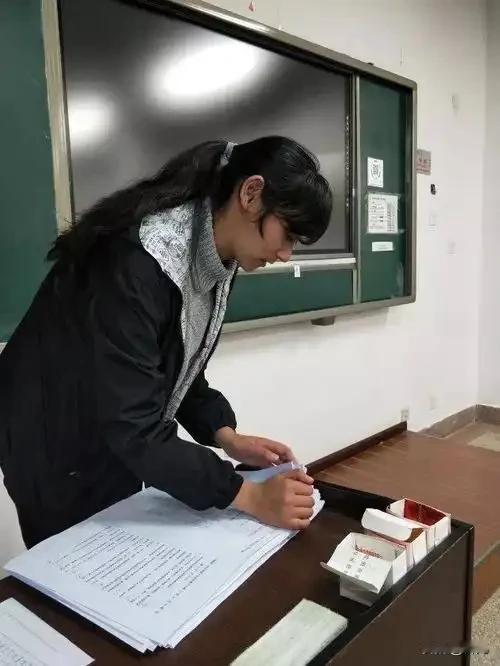 监考老师是只监学生什么？

每次考试学校再三强调:
1，出现状况先要稳住学生情绪